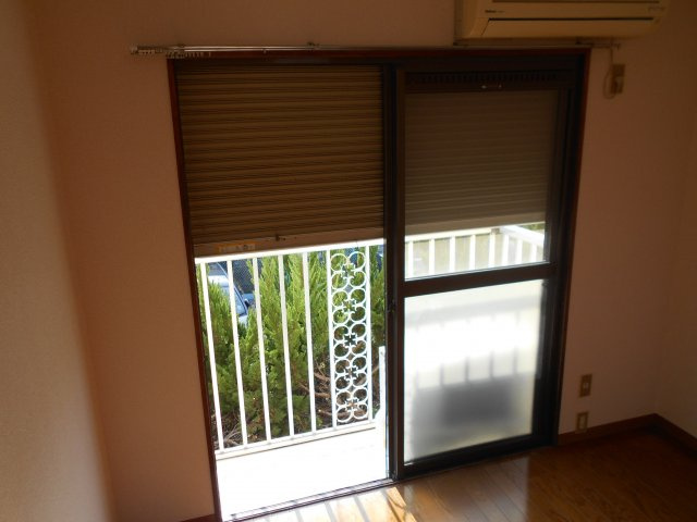 ヴィラ中山A棟の設備|シャッター付きです。