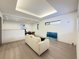 【居間・リビング】 | 嘉手納屋良Ⅱ（全5棟）2号棟 | 2号棟　LDK17.9帖♪リビング階段＋階段下収納付き♪