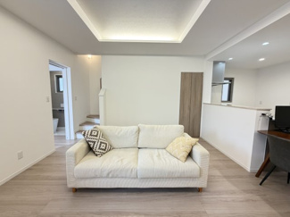 【居間・リビング】 | 嘉手納屋良Ⅱ（全5棟）2号棟 | 2号棟　LDK17.9帖♪リビング階段＋階段下収納付き♪