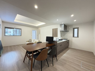 【居間・リビング】 | 嘉手納屋良Ⅱ（全5棟）2号棟 | 2号棟　LDK17.9帖♪リビング階段＋階段下収納付き♪