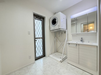 【独立洗面台】 | 嘉手納屋良Ⅱ（全5棟）2号棟 | 2号棟　三面鏡付き洗髪洗面化粧台♪ガス衣類乾燥機＋お勝手口付き♪