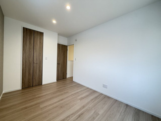 【洋室】 | 嘉手納屋良Ⅱ（全5棟）2号棟 | 2号棟　洋室6.1帖＋WIC付き♪