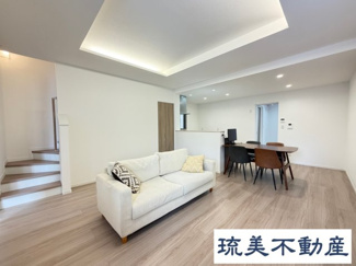 【居間・リビング】 | 嘉手納屋良Ⅱ（全5棟）2号棟 | 2号棟　LDK17.9帖♪リビング階段＋階段下収納付き♪