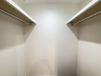 【収納】 | 嘉手納屋良Ⅱ（全5棟）2号棟 | 2号棟　洋室6.1帖＋WIC付き♪