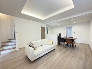 【居間・リビング】 | 嘉手納屋良Ⅱ（全5棟）2号棟 | 2号棟　LDK17.9帖♪リビング階段＋階段下収納付き♪