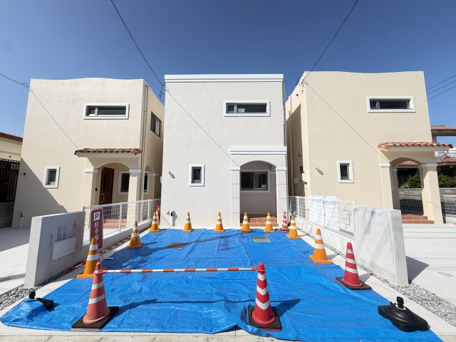 嘉手納屋良Ⅱ（全5棟）2号棟の外観|2号棟　並列駐車2台完備♪