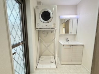 【独立洗面台】 | 嘉手納屋良Ⅱ（全5棟）2号棟 | 2号棟　三面鏡付き洗髪洗面化粧台♪ガス衣類乾燥機＋お勝手口付き♪