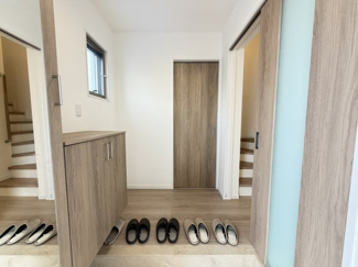 【玄関】 | 嘉手納屋良Ⅱ（全5棟）2号棟 | 2号棟　十分な収納付き玄関♪