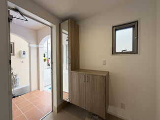 【玄関】 | 嘉手納屋良Ⅱ（全5棟）2号棟 | 2号棟　十分な収納付き玄関♪