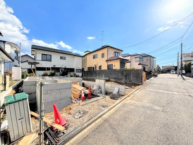 栄区笠間5丁目　新築戸建ての前面道路含む現地写真|◆前面道路も幅員があり車の運転も安心！前面道路は閑静な住宅地。車通りの少ない道路です。お子様にも安心です。
