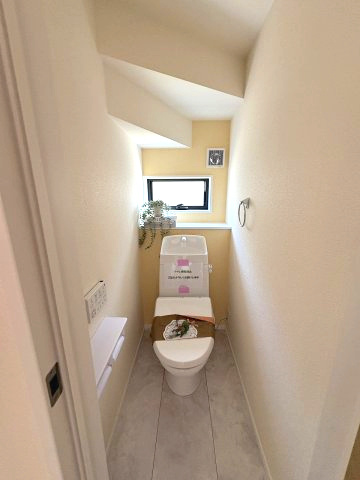 【トイレ】 | 福岡市東区高美台2丁目第1　1号棟（全1棟）【仲介手数料無料・0円】 | 施工例。1階のトイレです。施工例は完成時と異なる場合があります。