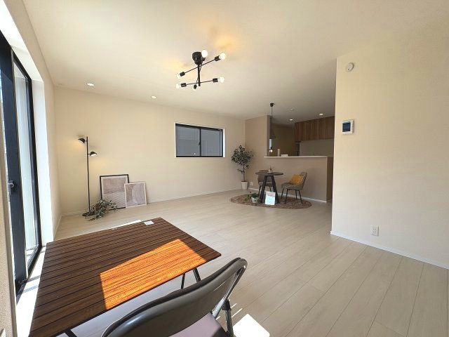 【居間・リビング】 | 福岡市東区高美台2丁目第1　1号棟（全1棟）【仲介手数料無料・0円】 | 施工例。施工例は完成時と異なる場合があります。