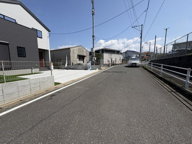 【その他】 | 福岡市東区高美台2丁目第1　1号棟（全1棟）【仲介手数料無料・0円】 | 現地写真。前面道路です。