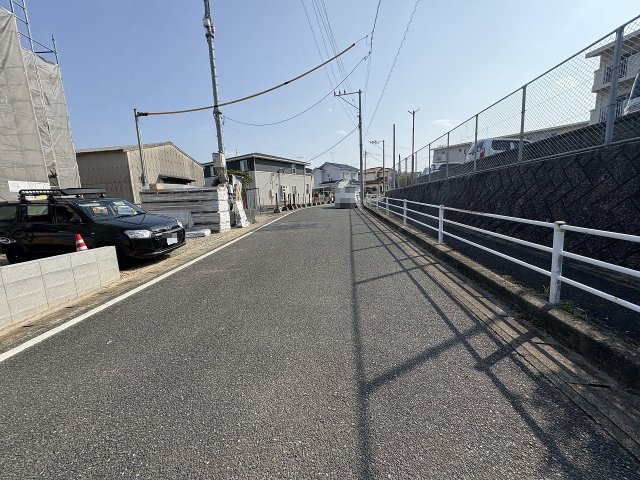 【その他】 | 福岡市東区高美台2丁目第1　1号棟（全1棟）【仲介手数料無料・0円】 | 現地写真。前面道路です。