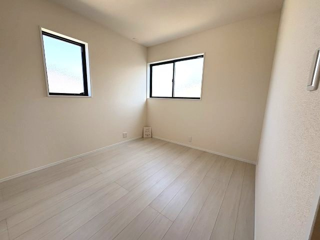 【子供部屋】 | 福岡市東区高美台2丁目第1　1号棟（全1棟）【仲介手数料無料・0円】 | 施工例。施工例は完成時と異なる場合があります。