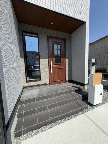 【玄関】 | 福岡市東区高美台2丁目第1　1号棟（全1棟）【仲介手数料無料・0円】 | 施工例。施工例は完成時と異なる場合があります。