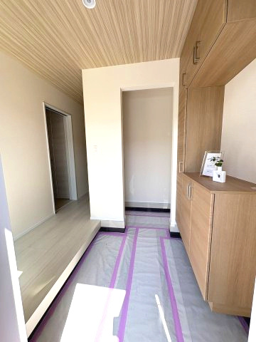 【玄関】 | 福岡市東区高美台2丁目第1　1号棟（全1棟）【仲介手数料無料・0円】 | 施工例。施工例は完成時と異なる場合があります。