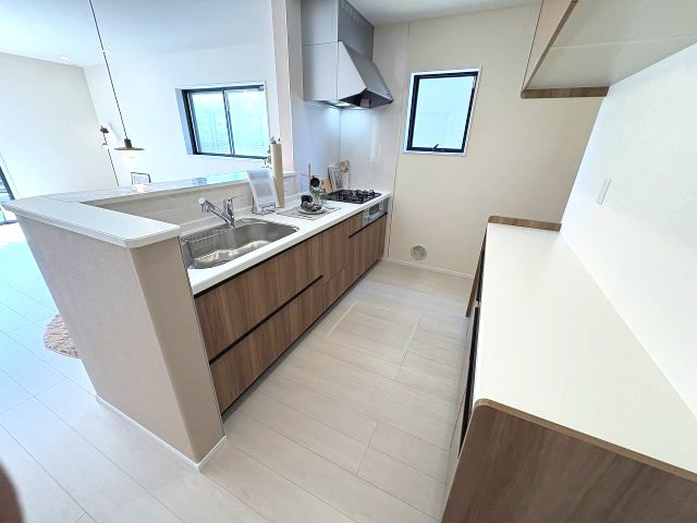 【キッチン】 | 福岡市東区高美台2丁目第1　1号棟（全1棟）【仲介手数料無料・0円】 | 施工例。施工例は完成時と異なる場合があります。