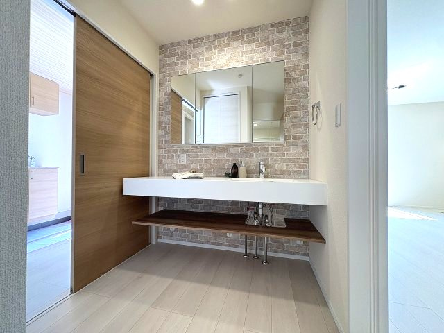 【洗面所】 | 福岡市東区高美台2丁目第1　1号棟（全1棟）【仲介手数料無料・0円】 | 施工例。施工例は完成時と異なる場合があります。