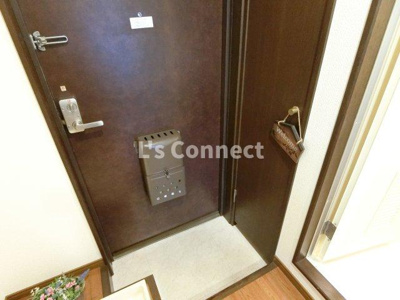 【玄関】 | アクティブパレスカラフル | 背の高い下駄箱で靴も収納できます。