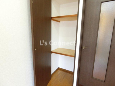 【収納】 | アクティブパレスカラフル | 段付き収納でお荷物もすっきりしまえます。