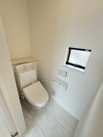 【内装】 | 福岡市東区土井4丁目第1　B号棟（全2棟）【仲介手数料無料・0円】 | 施工例。2階にもトイレです。施工例は完成時と異なる場合があります。