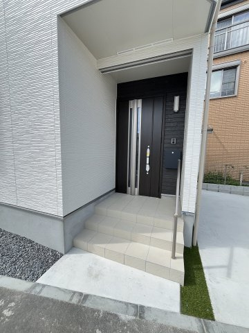 【玄関】 | 福岡市東区土井4丁目第1　B号棟（全2棟）【仲介手数料無料・0円】 | 施工例。施工例は完成時と異なる場合があります。