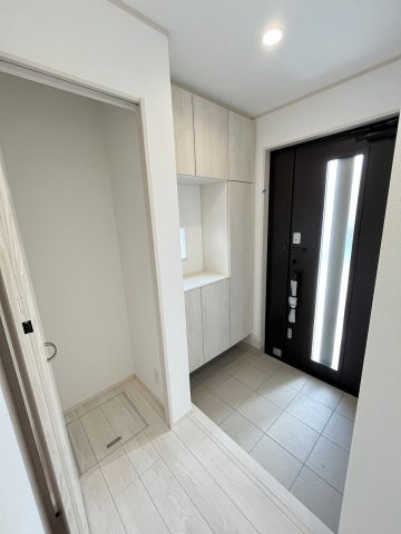 【玄関】 | 福岡市東区土井4丁目第1　B号棟（全2棟）【仲介手数料無料・0円】 | 施工例。施工例は完成時と異なる場合があります。