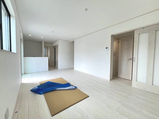 【内装】 | 福岡市東区土井4丁目第1　B号棟（全2棟）【仲介手数料無料・0円】 | 施工例。リビングです。施工例は完成時と異なる場合があります。