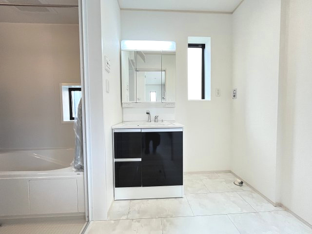 【洗面所】 | 福岡市東区土井4丁目第1　B号棟（全2棟）【仲介手数料無料・0円】 | 施工例。施工例は完成時と異なる場合があります。