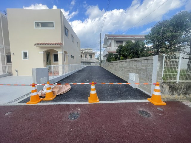 嘉手納屋良Ⅱ（全5棟）3号棟の前面道路含む現地写真|※東側道路♪