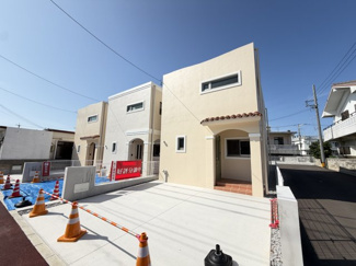 【外観】 | 嘉手納屋良Ⅱ（全5棟）3号棟 | 3号棟　並列駐車2台完備♪