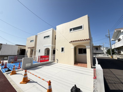 【外観】 | 嘉手納屋良Ⅱ（全5棟）3号棟 | 3号棟　並列駐車2台完備♪