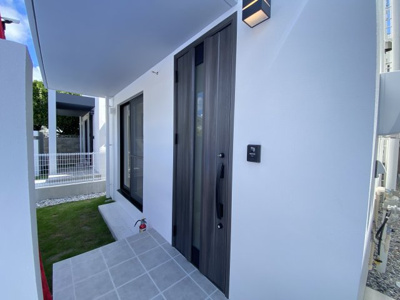 【玄関】 | 嘉手納屋良Ⅱ（全5棟）3号棟 | ※同仕様写真です