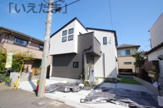 【前面道路含む現地写真】 | 【仲介手数料無料！！】府中市新町３丁目　新築戸建て（全1棟）1号棟　6490万円 | 令和７年11月28日撮影　建築中