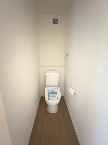 【トイレ】 | 福岡市東区舞松原5丁目4期　2号棟（全1棟）【仲介手数料無料・0円】 | 施工例。2階にもトイレです。施工例は完成時と異なる場合があります。