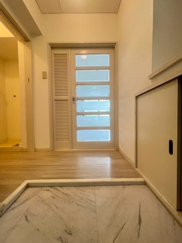 メゾンド上高丸の玄関