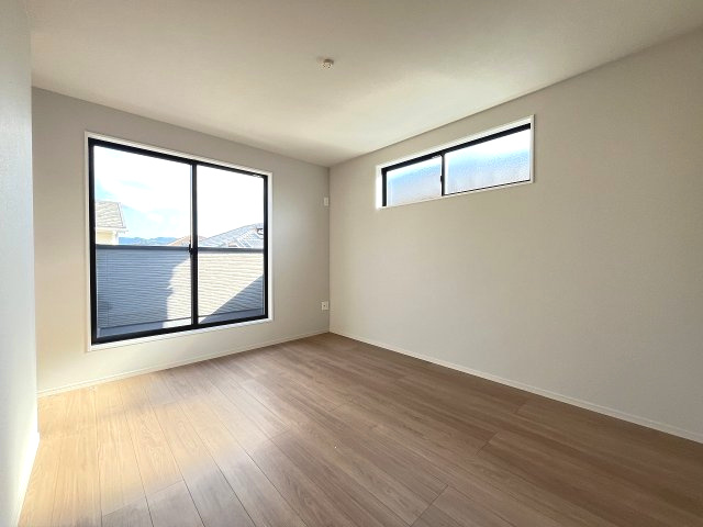 【寝室】 | 福岡市東区八田3丁目11期　2号棟（全2棟）【仲介手数料無料・0円】 | 現地写真。2階主寝室です。