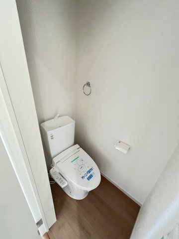 【トイレ】 | 福岡市東区八田3丁目11期　2号棟（全2棟）【仲介手数料無料・0円】 | 現地写真。2階にもトイレです。