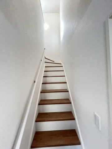 【内装】 | 福岡市東区八田3丁目11期　2号棟（全2棟）【仲介手数料無料・0円】 | 現地写真。2階へ上がる階段です。手摺もついて安全ですね。