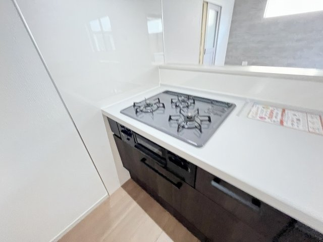 【キッチン】 | 福岡市東区八田3丁目11期　2号棟（全2棟）【仲介手数料無料・0円】 | 現地写真。