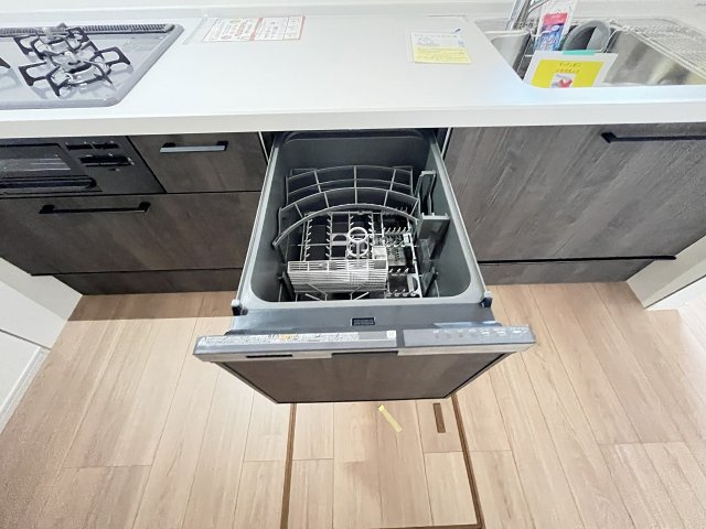 【キッチン】 | 福岡市東区八田3丁目11期　2号棟（全2棟）【仲介手数料無料・0円】 | 現地写真。食洗器が付いてます。