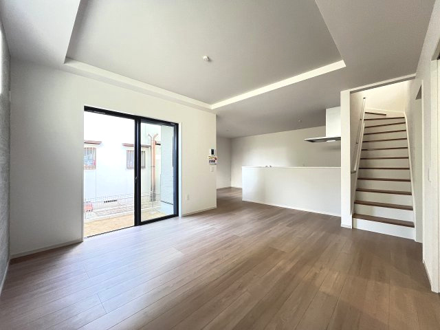 【居間・リビング】 | 福岡市東区八田3丁目11期　2号棟（全2棟）【仲介手数料無料・0円】 | 現地写真。リビングです。