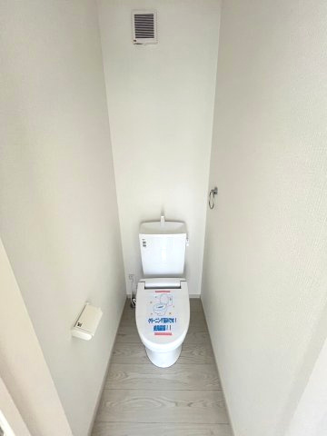 【内装】 | 福岡市東区千早2丁目5期　1号棟（全2棟）【仲介手数料無料・0円】 | 施工例。2階にもトイレです。施工例は完成時と異なる場合があります。