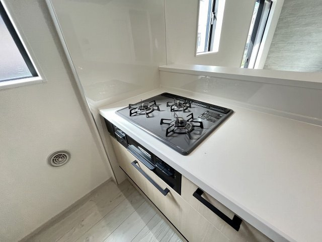 【キッチン】 | 福岡市東区千早2丁目5期　1号棟（全2棟）【仲介手数料無料・0円】 | 施工例。施工例は完成時と異なる場合があります。