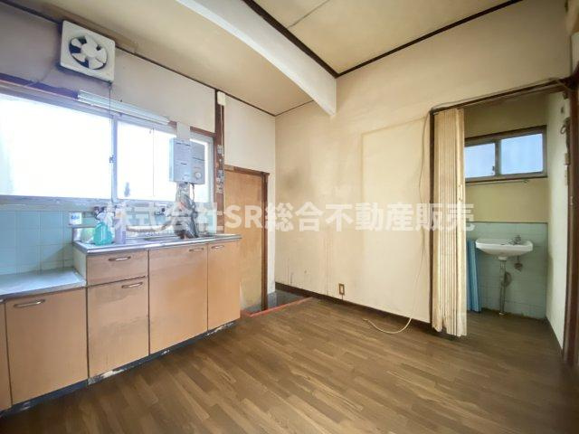 鷹殿町中古戸建のキッチン|明るくて使いやすいダイニングキッチンです