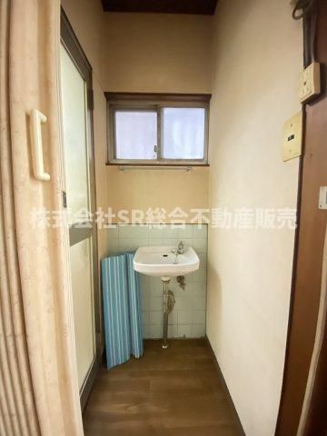 鷹殿町中古戸建の脱衣所|脱衣スペースあります。