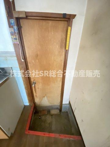 鷹殿町中古戸建の内装|キッチンには勝手口があります。