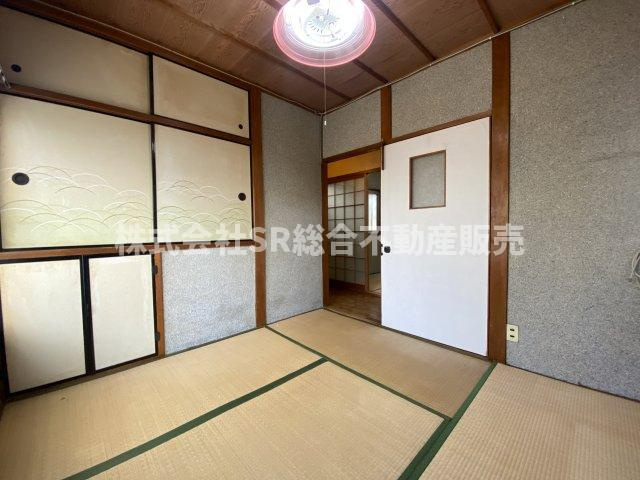 鷹殿町中古戸建の寝室|広くて明るい寝室