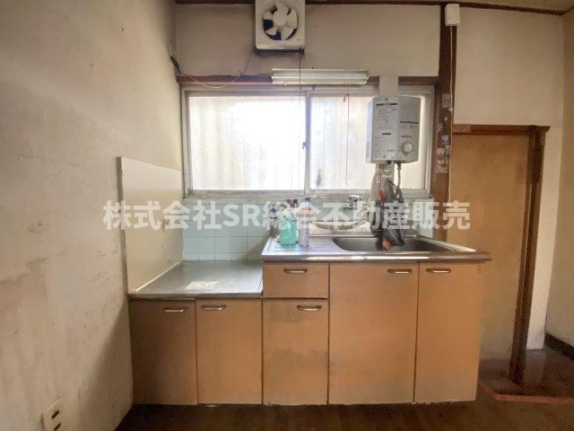 鷹殿町中古戸建のキッチン|キッチンでお料理をお楽しみください。お好きなコンロを置けます。